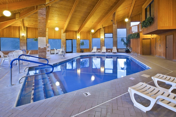Indoor pool, sun loungers