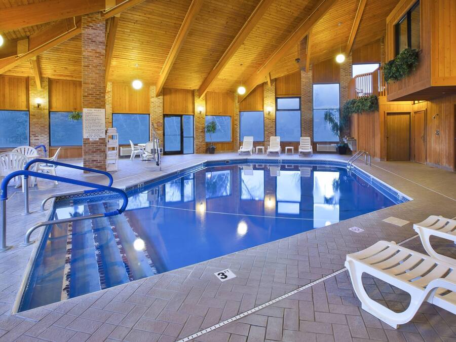 Innendørsbasseng og solsenger