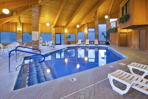 Una piscina cubierta, tumbonas