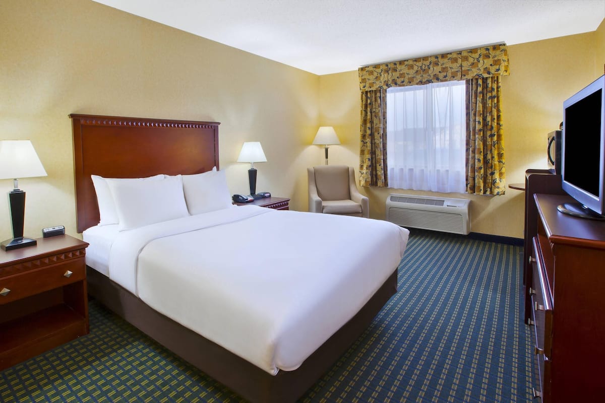 Premium bedding, in-room safe, desk, iron/ironing board