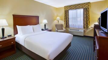 Literie de qualité, coffre-fort, bureau, fer et planche à repasser