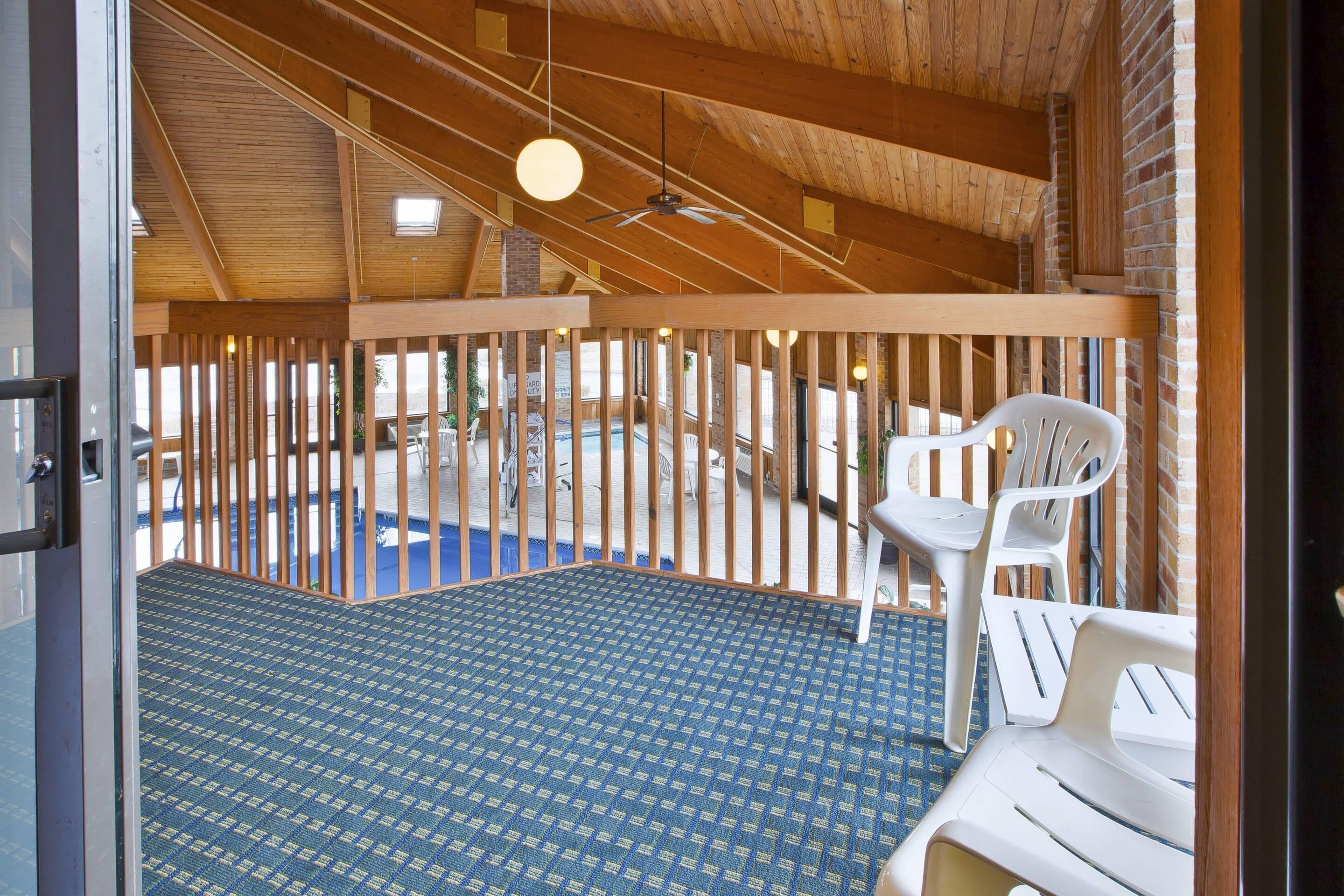 Ropa de cama de alta calidad y caja de seguridad en la habitación 