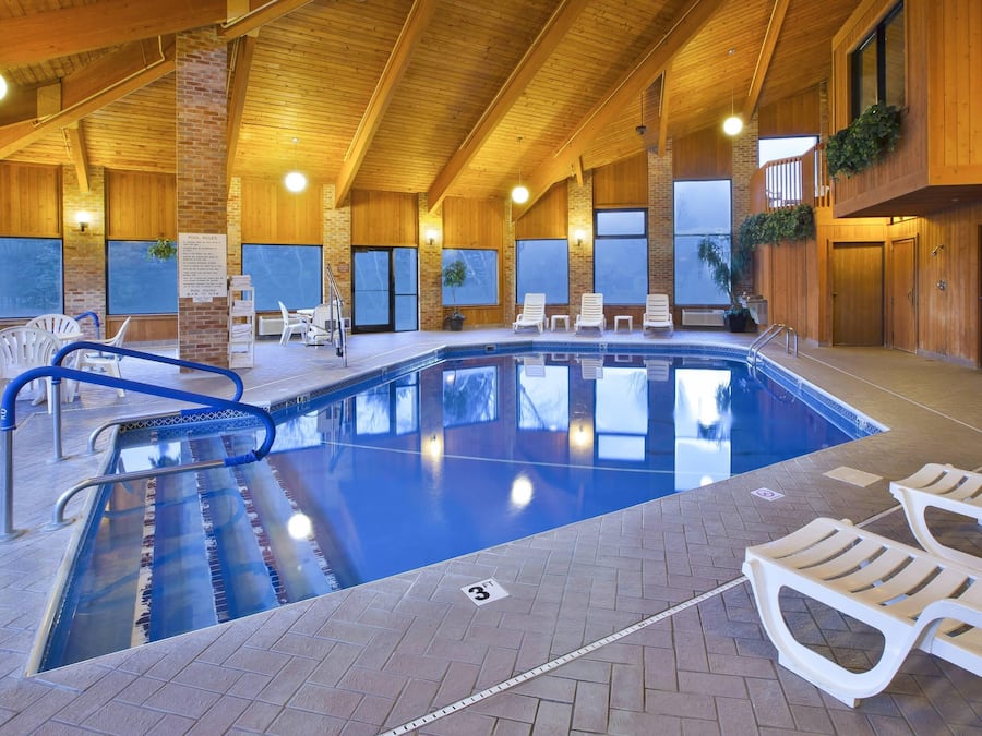 Indoor pool, pool loungers