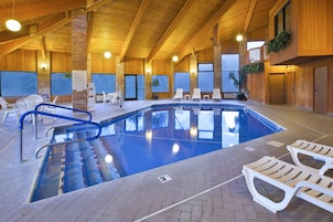 Una piscina cubierta, tumbonas