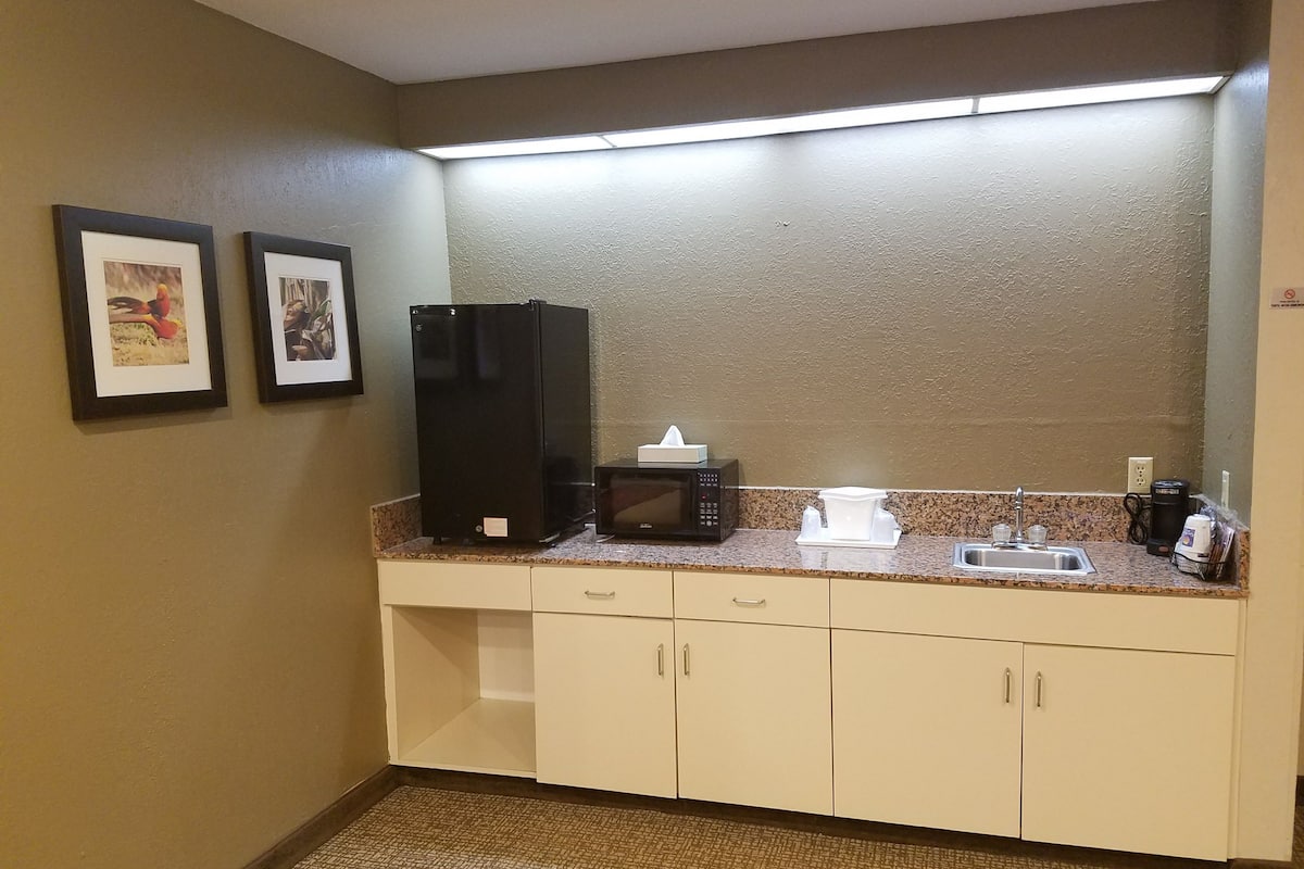 room, 1 king bed, non smoking | in-room safe, desk, iron/ironing board, free wifi