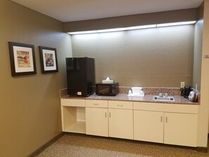 Room, 1 King Bed, Non Smoking | In-room safe, desk, iron/ironing board, free WiFi
