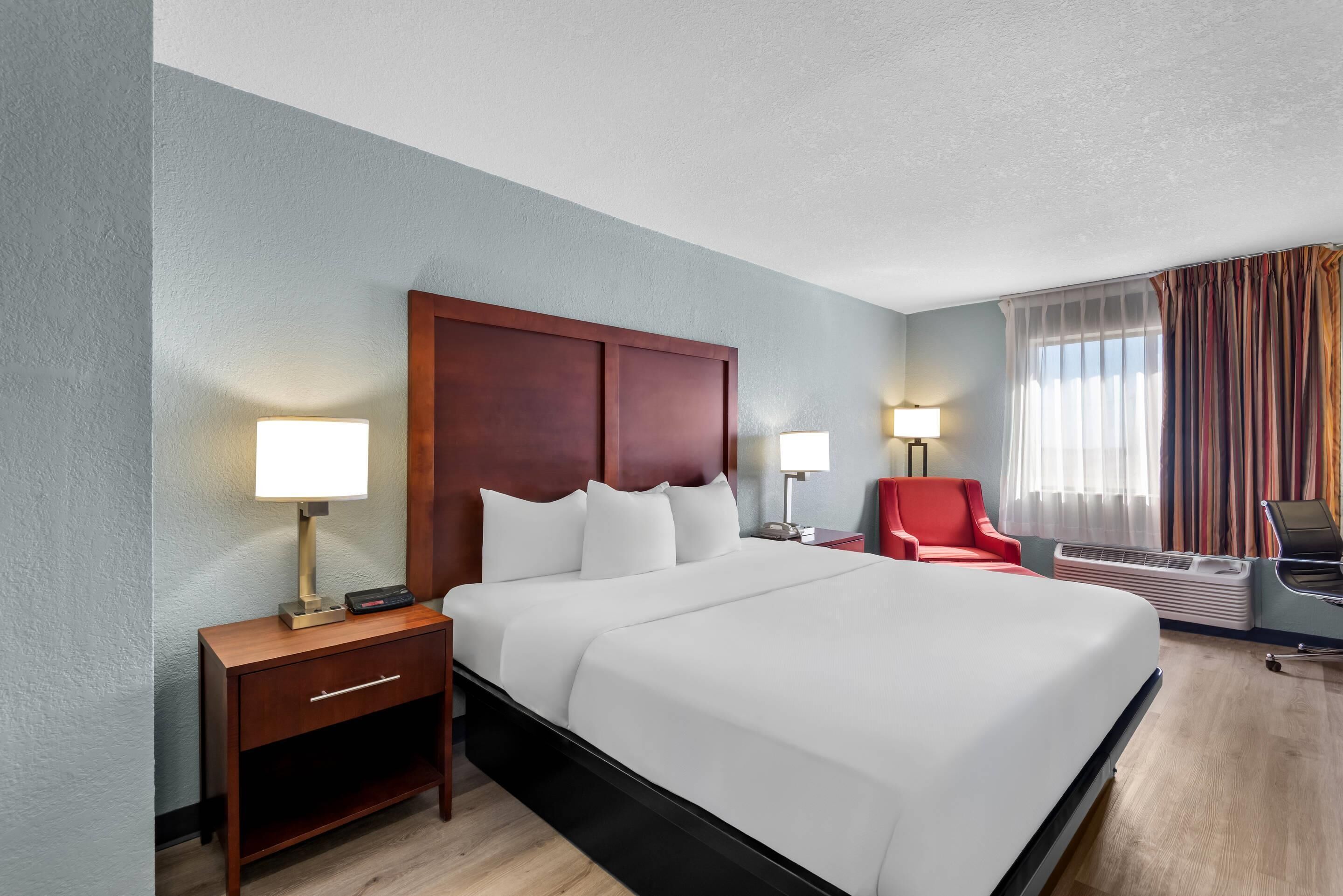 Standard Room, 1 King Bed, Non Smoking | In-room safe, desk, iron/ironing board, free WiFi