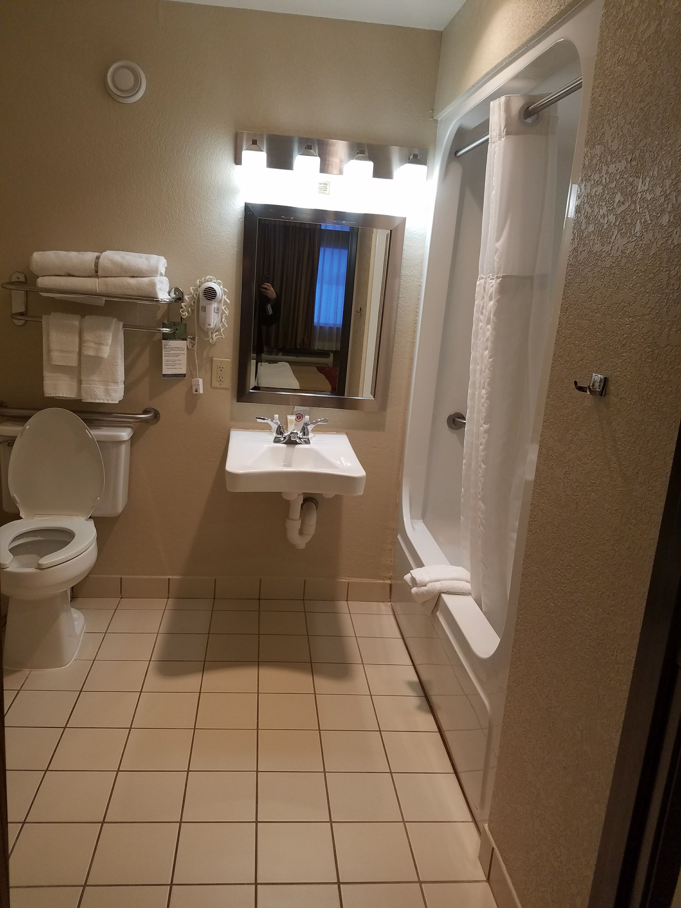 combined shower/bathtub, hair dryer, towels