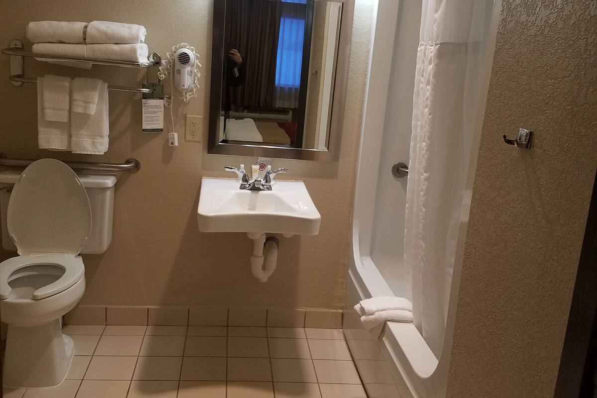 combined shower/bathtub, hair dryer, towels