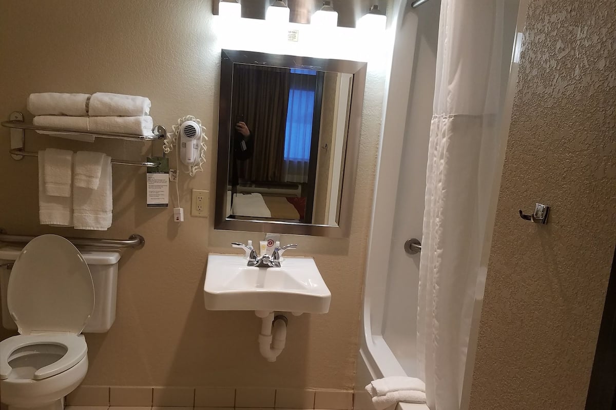 Combined shower/bathtub, hair dryer, towels