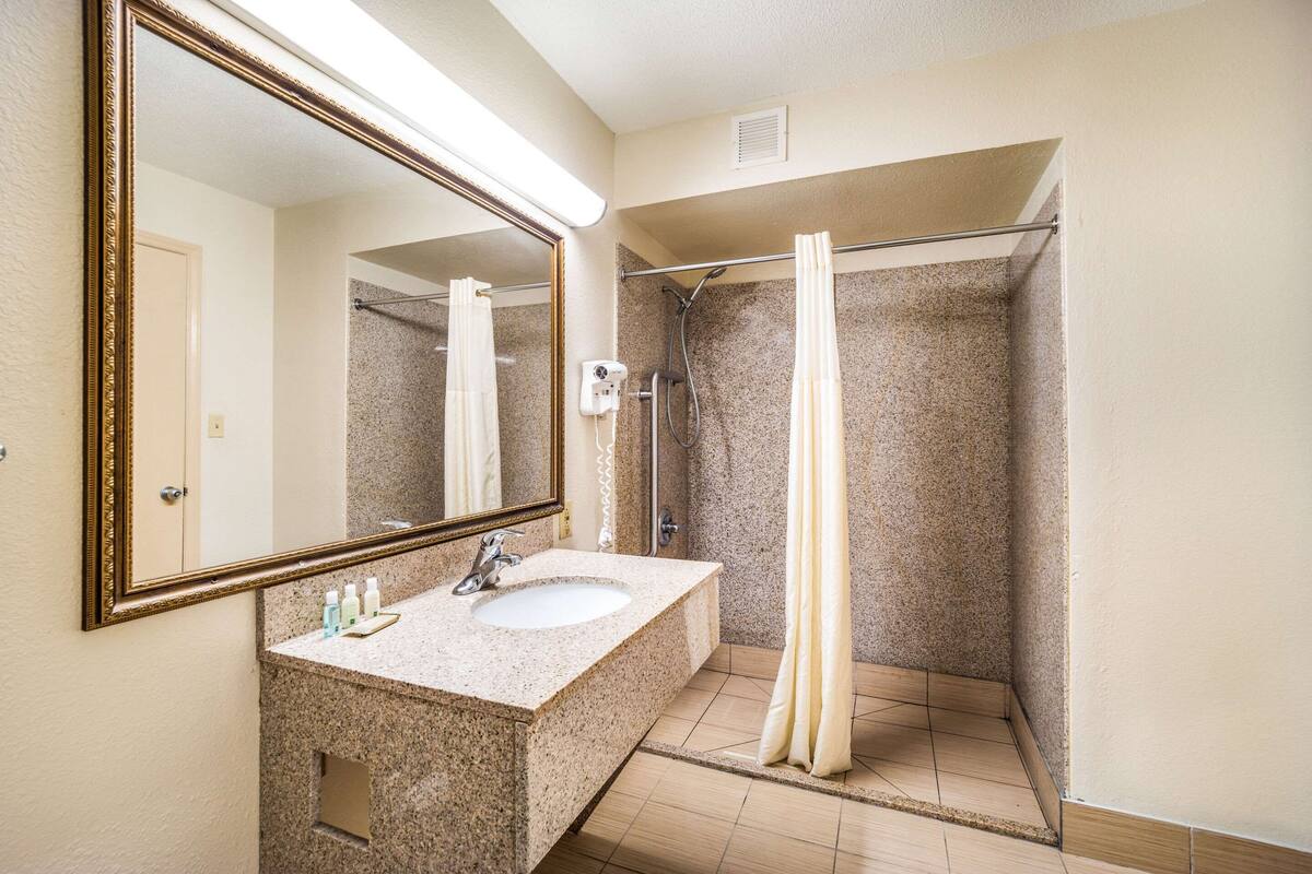 combined shower/bathtub, hair dryer, towels