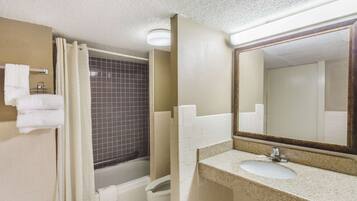 Tina con regadera, amenidades de baño gratuitas, secadora de cabello