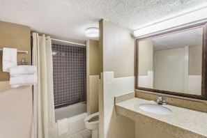 Ensemble baignoire-douche, articles de toilette (gratuits)