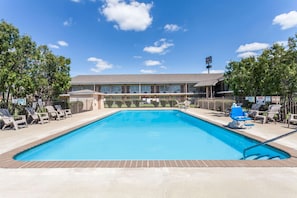 Piscine extérieure en saison