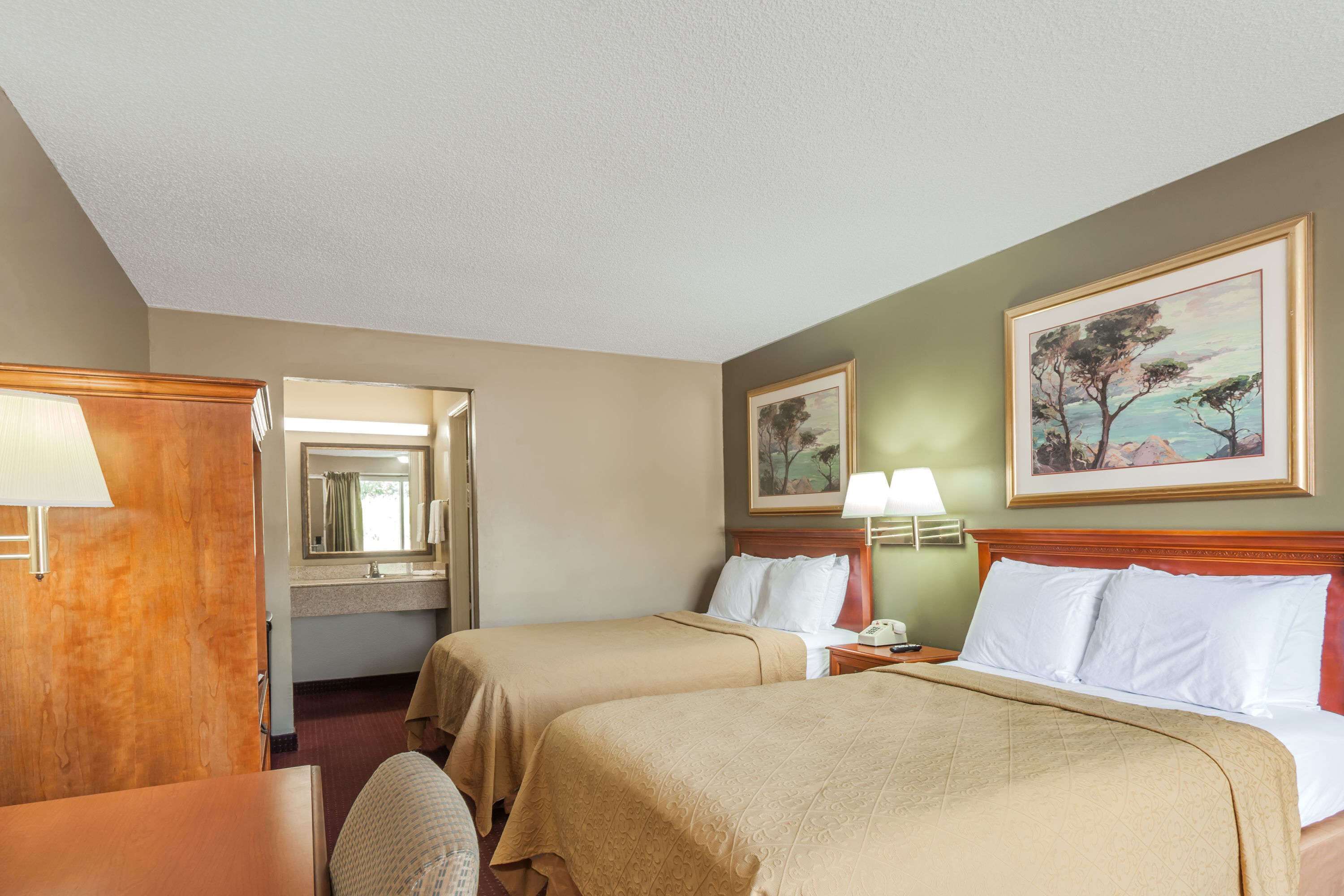 ルーム ダブルベッド 2 台 | デスク、遮光カーテン、ベビーベッド (無料)、WiFi (無料)