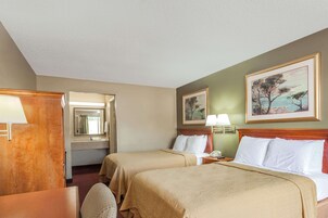 Escritorio, cortinas blackout, cunas gratuitas y wifi gratis 