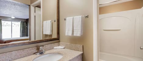 Combined shower/tub, free toiletries, hair dryer, towels
