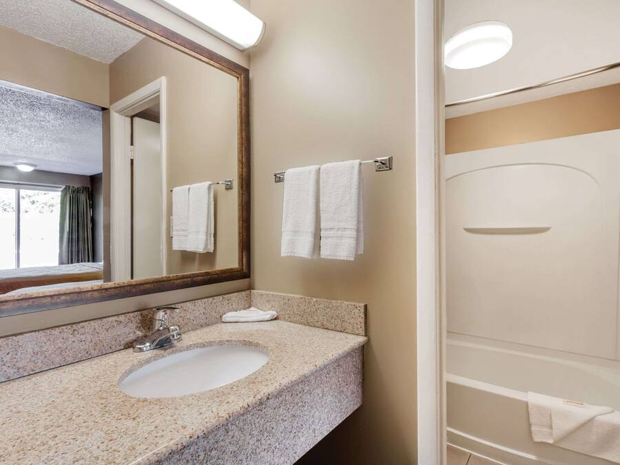 Bañera con ducha, artículos de tocador gratuitos, secador de pelo