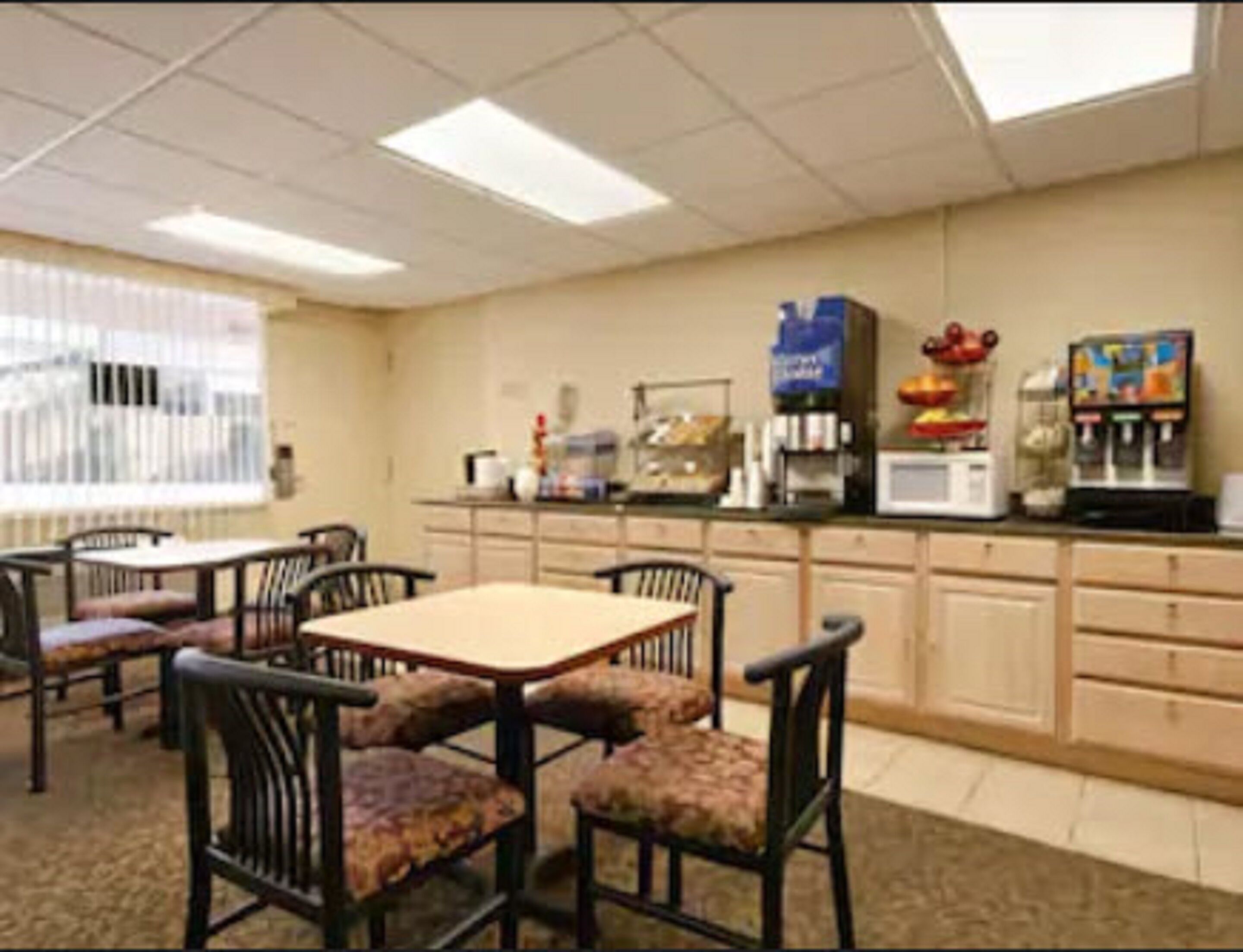 Free daily continental breakfast 