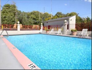 Una piscina al aire libre de temporada