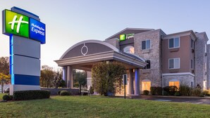 A Holiday Inn Express building with a modern design, featuring a covered entrance and a landscaped front yard. - Holiday Inn Express Branford-New Haven by IHG (Branford)