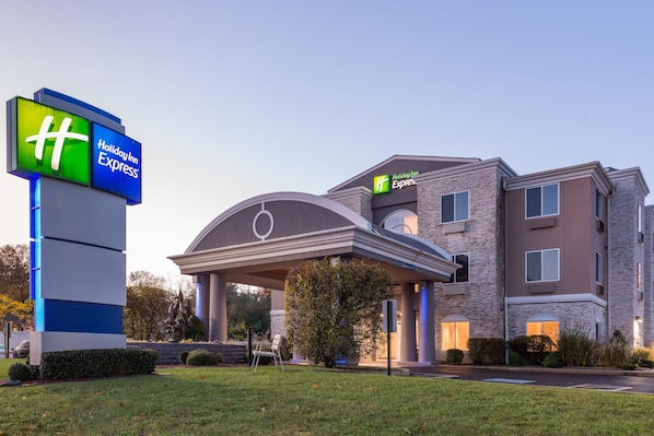 A Holiday Inn Express building with a modern design, featuring a covered entrance and a landscaped front yard. - Holiday Inn Express Branford-New Haven by IHG (Branford)