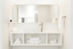 Bañera con ducha, toallas, jabón, shampoo
