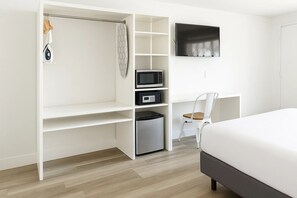 Single Queen | Free WiFi, bed sheets