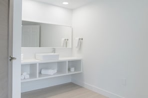 Habitación clásica | Baño | Tina con regadera, toallas, jabón, shampoo