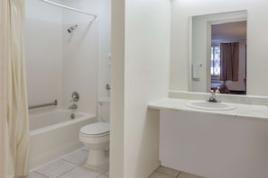 Ensemble douche/baignoire, articles de toilette gratuits