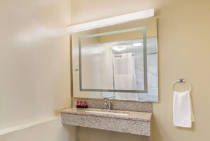 Kombinasi shower/bathtub dan perlengkapan mandi gratis