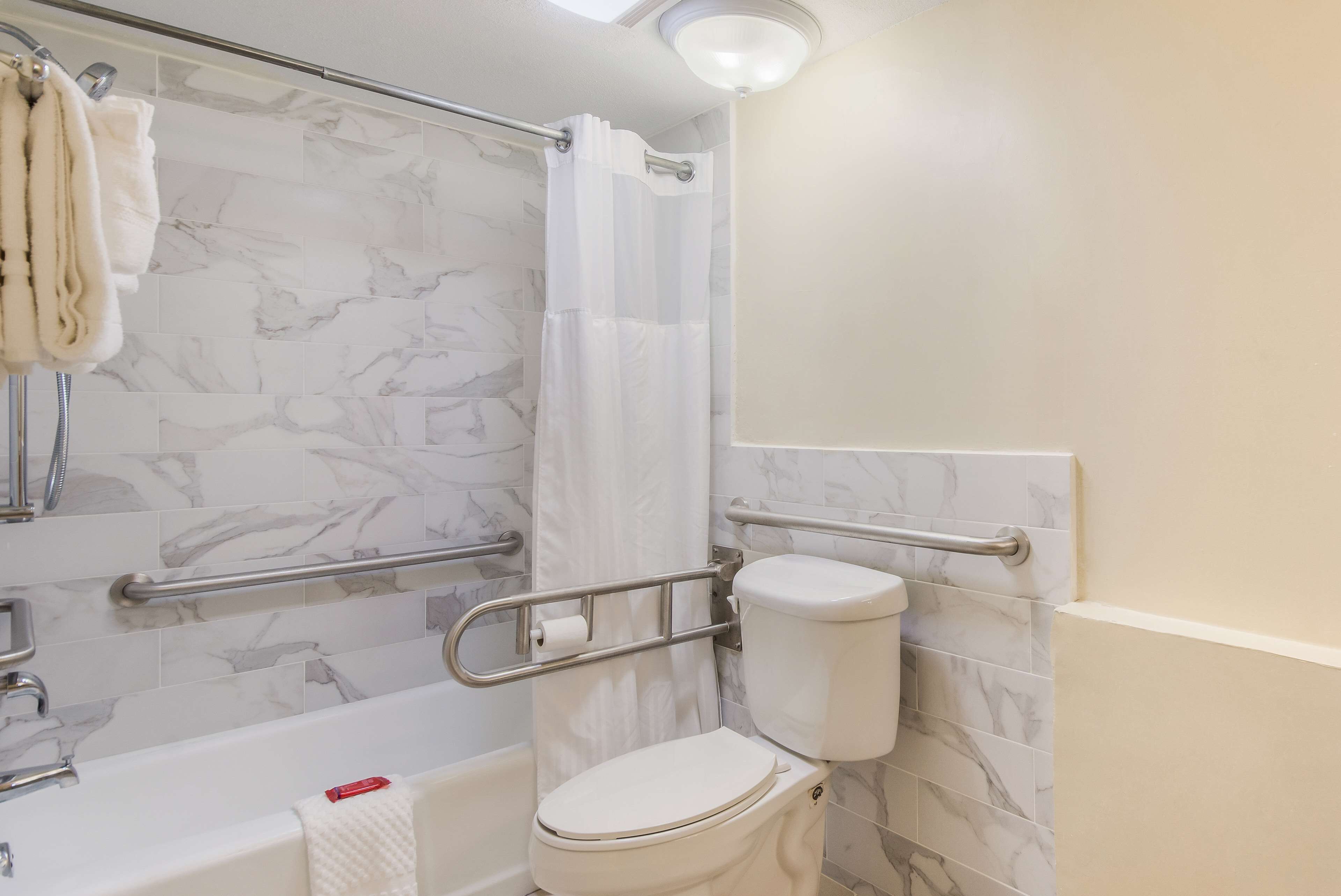 combined shower/bathtub, free toiletries, hair dryer, towels