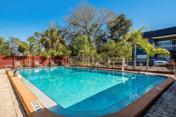 Una piscina al aire libre, tumbonas