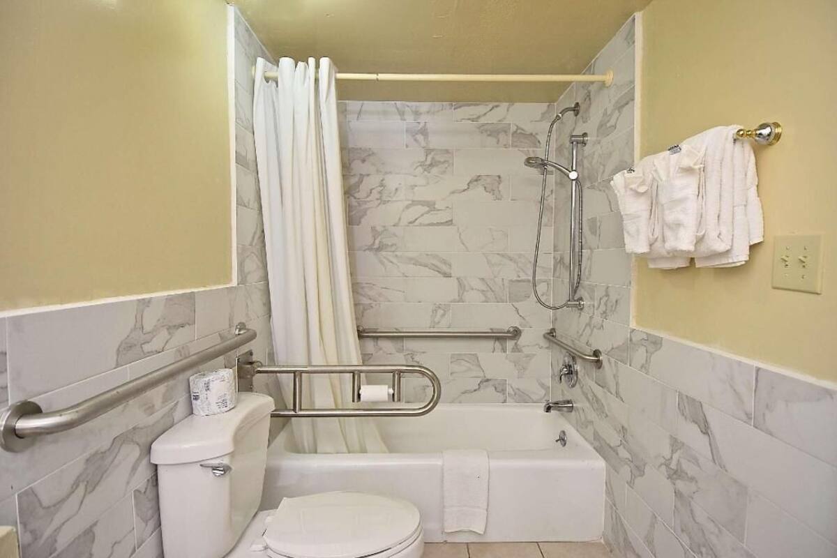 Bathroom | Combined shower/tub, free toiletries, hair dryer, towels