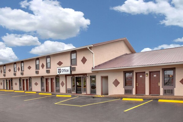 Exterior - Knights Inn Wildersville (Wildersville)