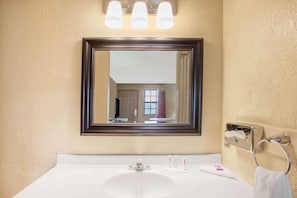 Ensemble douche/baignoire, articles de toilette gratuits
