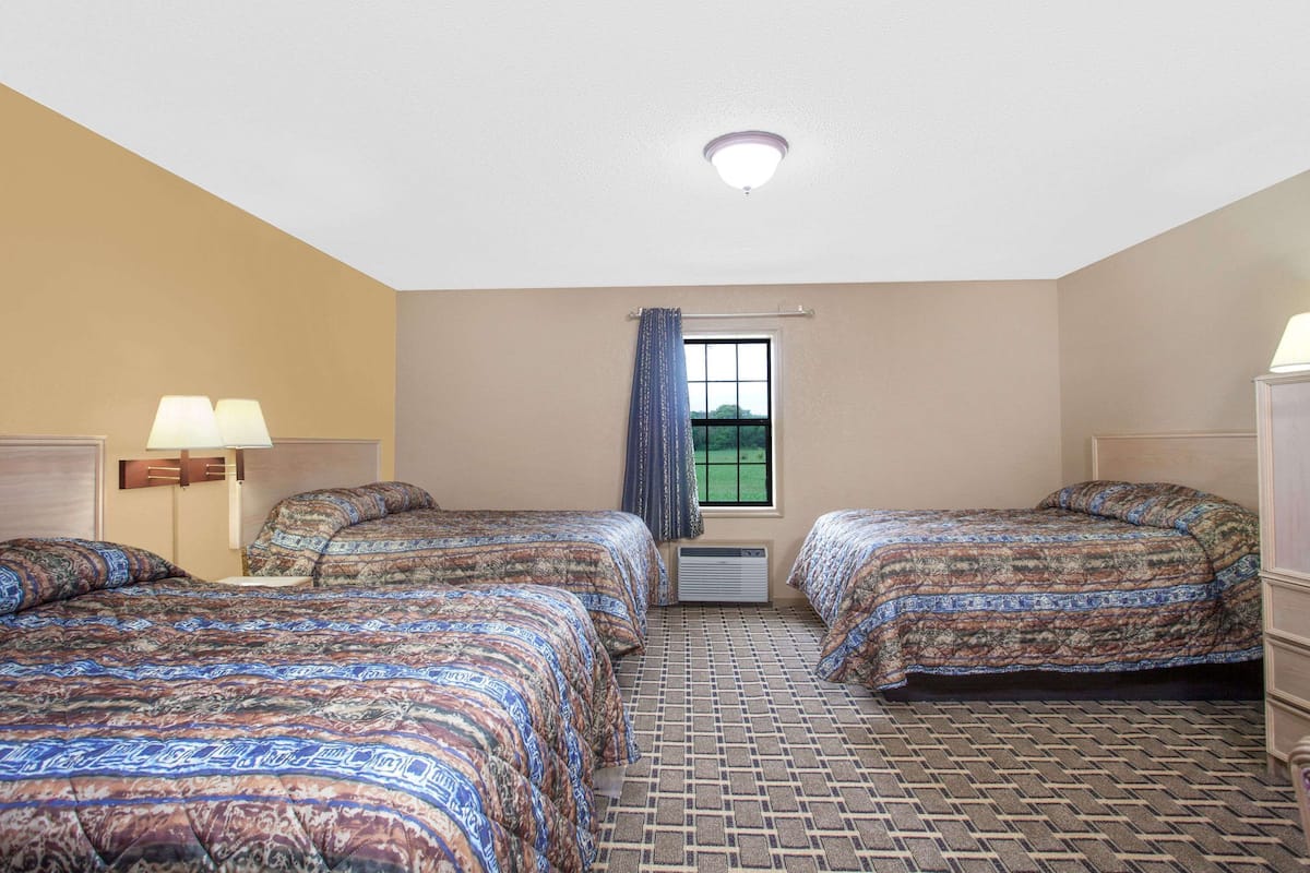 Chambre (3 Double Beds) | Bureau, rideaux occultants, fer et planche Ă repasser, Wi-Fi gratuit