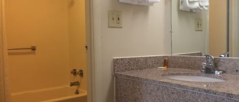 Ensemble douche/baignoire, articles de toilette gratuits