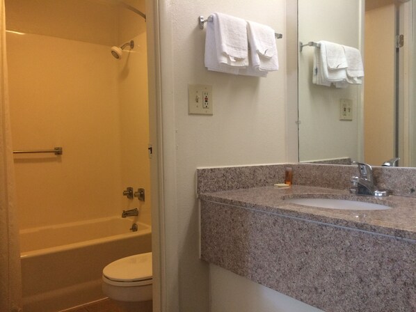 Combined shower/bathtub, free toiletries, towels - Motel 6 Salem, VA (Salem)