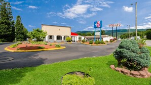 A motel with a red roof, a parking lot, and a sign for the '6 Motel' and 'Omelet Shoppe'. - Motel 6 Salem, VA (Salem)