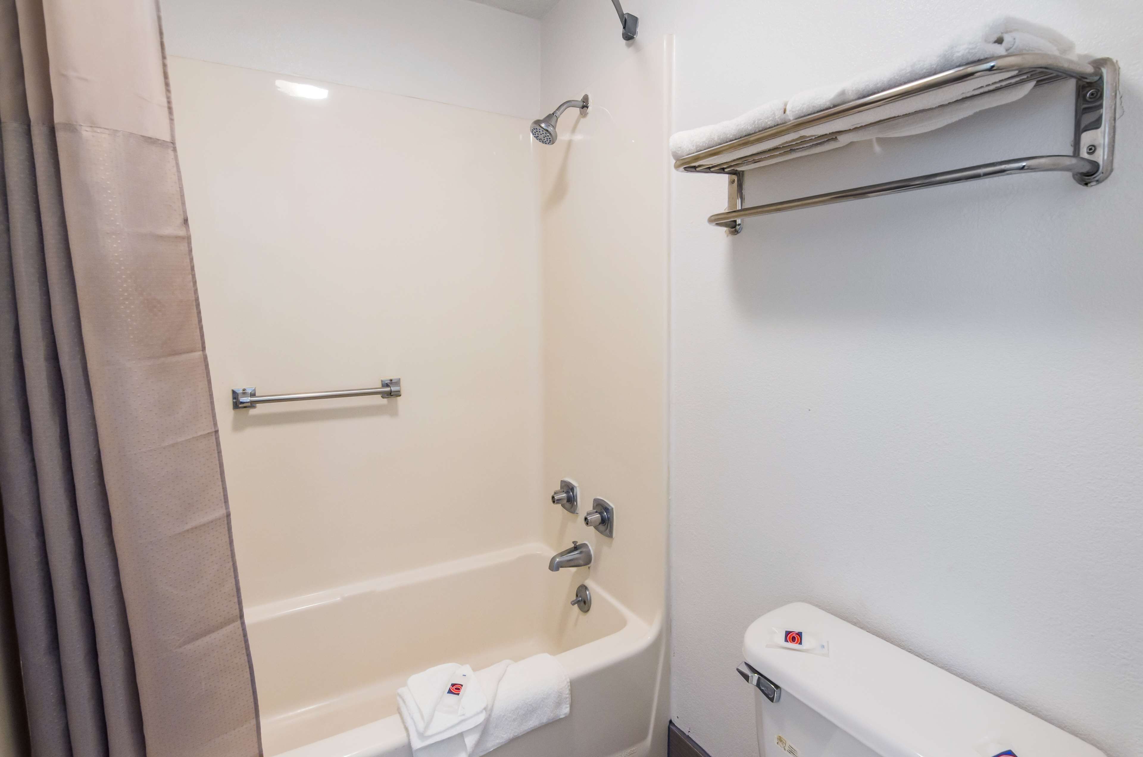 Combined shower/tub, free toiletries, towels