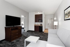 Colchones con pillow-top, escritorio y tabla de planchar con plancha 