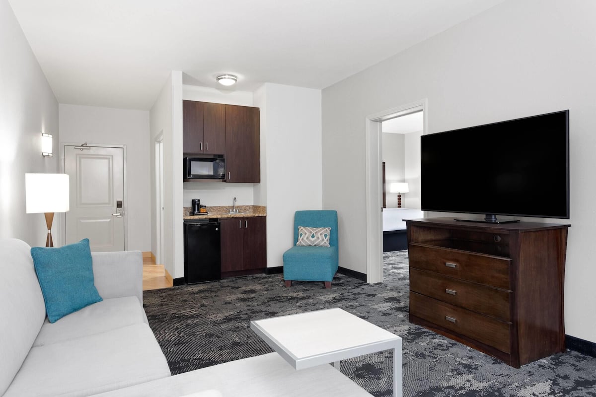 Deluxe-Suite, 1 King-Bett, Nichtraucher | Pillowtop-Betten, Schreibtisch, Bügeleisen/Bügelbrett