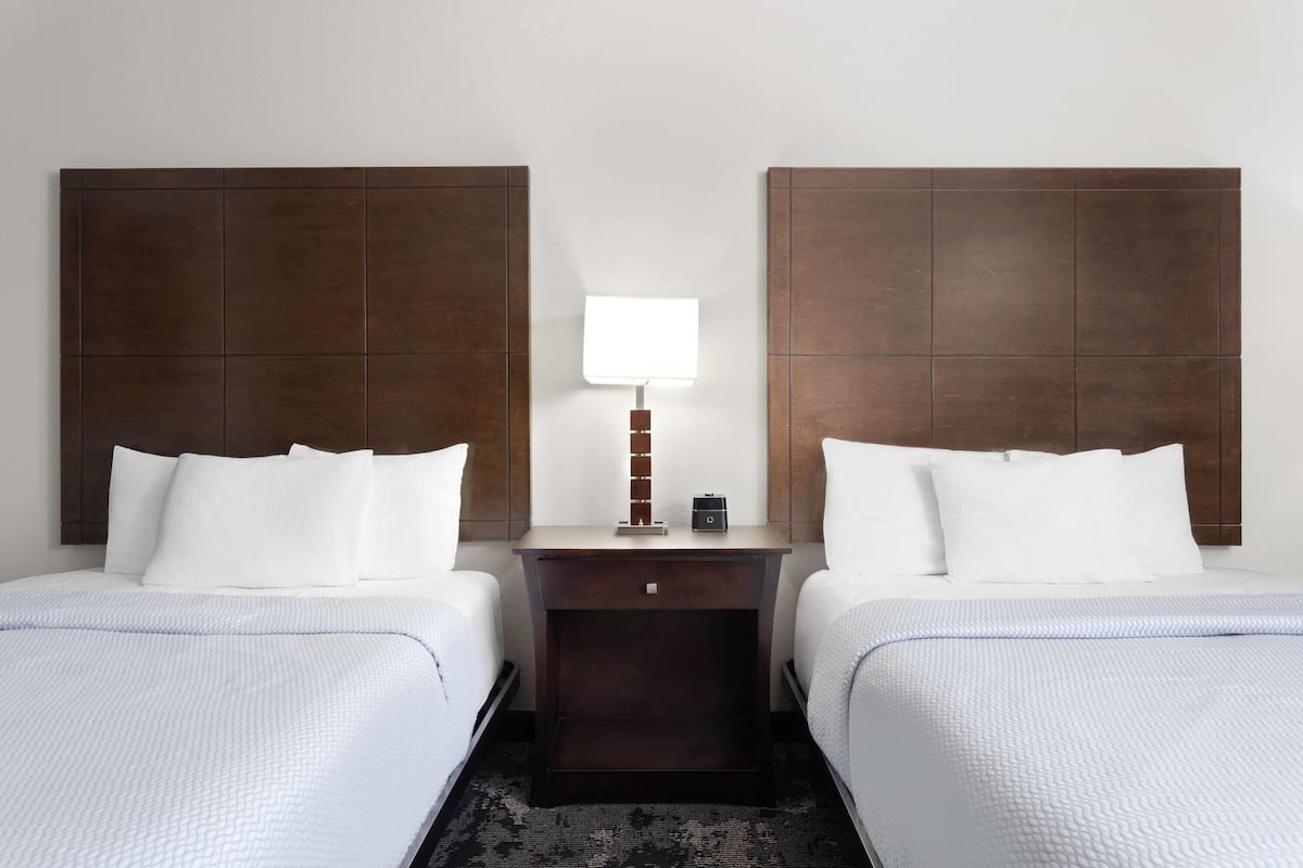 Room, 1 Queen Bed, Mobility/Hearing Impaired Accessible, Tub w/Grab Bars, Non-Smoking | Pillowtop-Betten, Schreibtisch, Bügeleisen/Bügelbrett