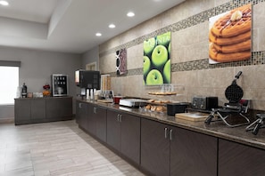 Free daily continental breakfast - La Quinta Inn & Suites by Wyndham Columbus - Edinburgh (Columbus)