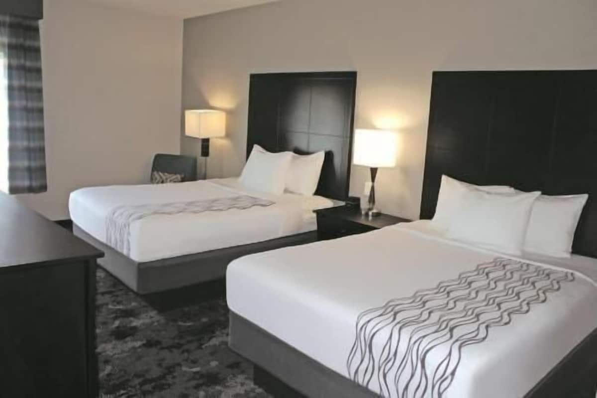 Camas con pillow-top, escritorio y tabla de planchar con plancha