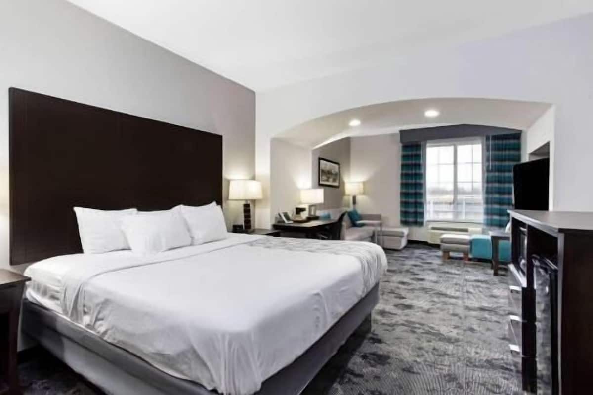 Camas con pillow-top, escritorio y tabla de planchar con plancha
