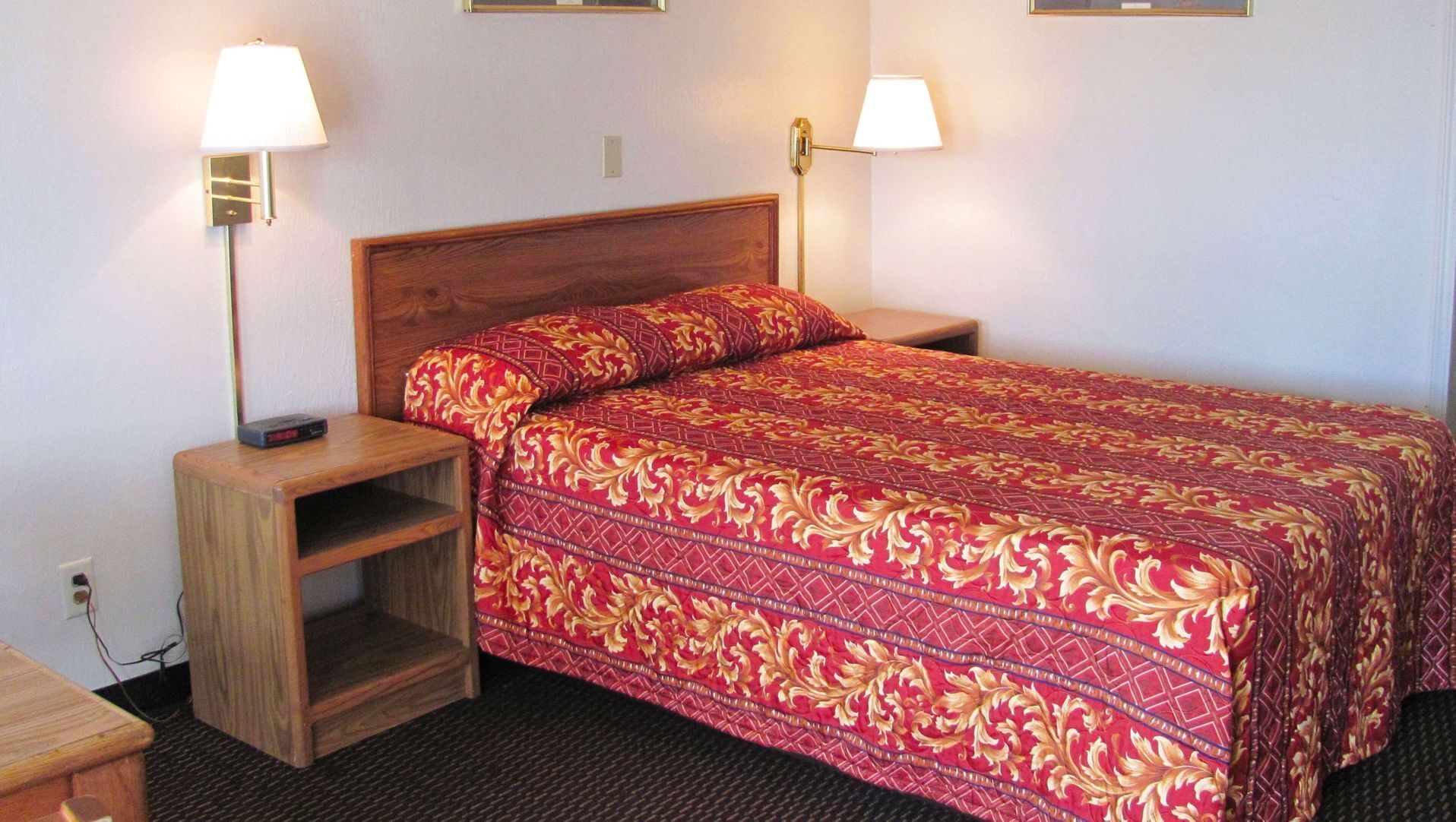 Escritorio, espacio para trabajar con laptop y cortinas blackout 