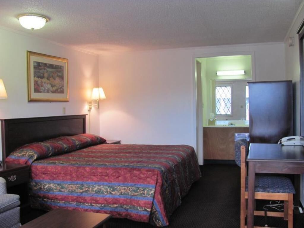 Escritorio, espacio para trabajar con laptop y cortinas blackout 