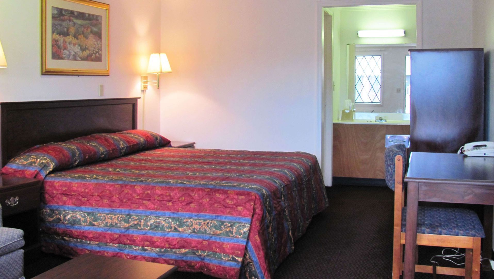 Escritorio, espacio para trabajar con laptop y cortinas blackout 